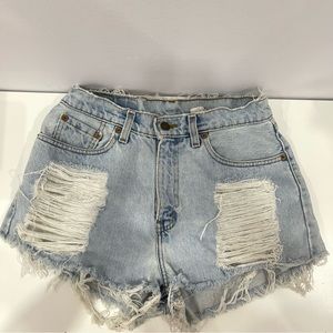 HIGH WAISTED LEVI’S DISTRESSED SHORTS